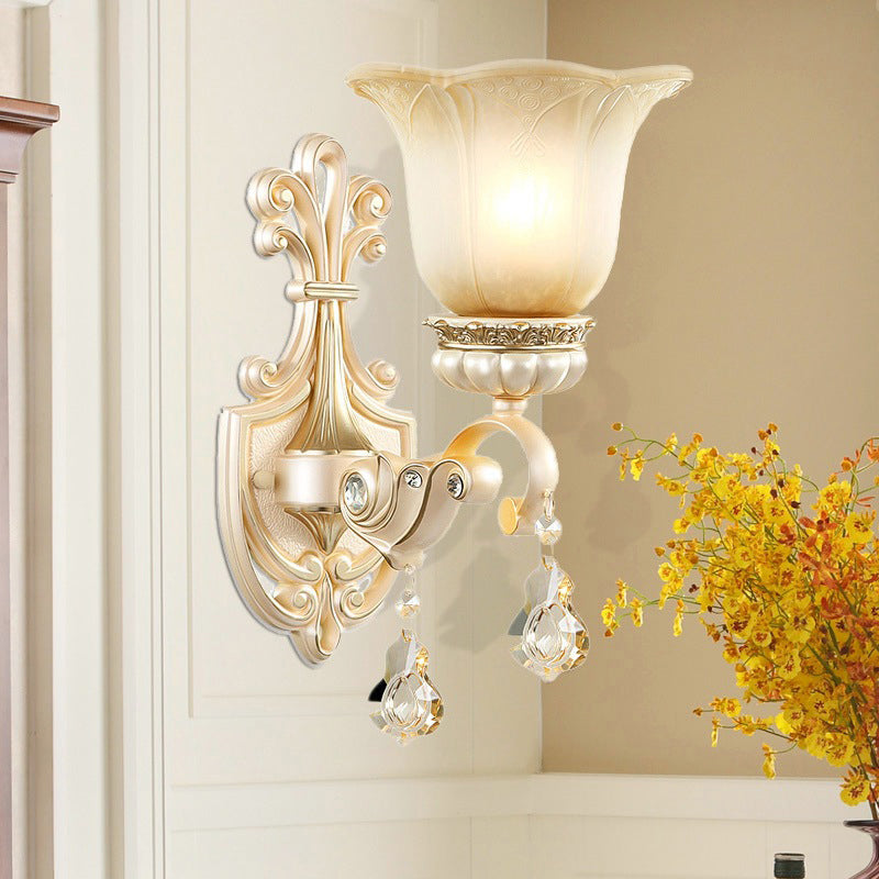 Lampe murale en verre beige floral à volants