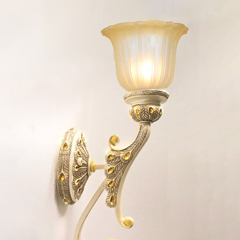 Lampe murale en verre beige floral à volants