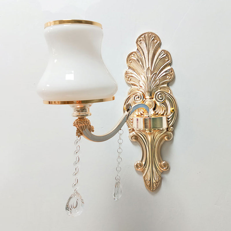Goldene Blumenwandlampe Retro -Stil gefrostetes Glas Wohnzimmerwandleuchte mit Kristallakzent