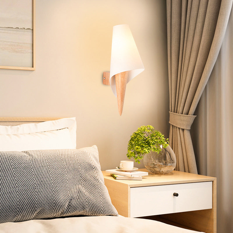 Luz de pared de cono de helado Simplicidad de madera de madera de una sola lámpara de pared de la cama con sombra de vidrio blanco
