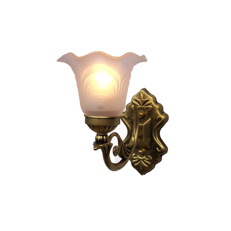 Mont mural floral en bronze Light Traditional White Glass Shade 1-Light Living Room Appince Light avec un bras sinueux