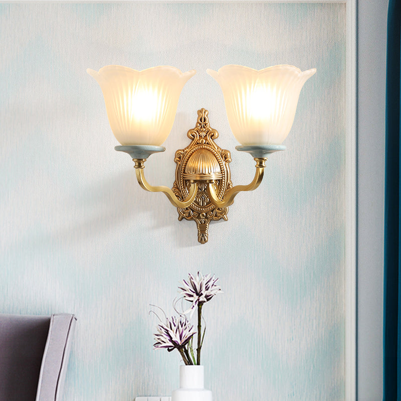 Melkglas messing wandlamp gesneden bloesem 1/2-licht vintage muurlicht sconce met golvende arm voor veranda