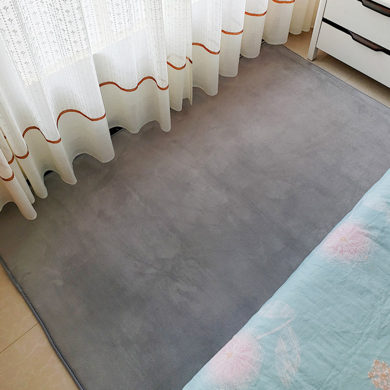Minimalistischer, solider Teppich, mehrfarbiger Teppich aus Polypropylen, rutschfester, haustierfreundlicher Teppich für das Schlafzimmer