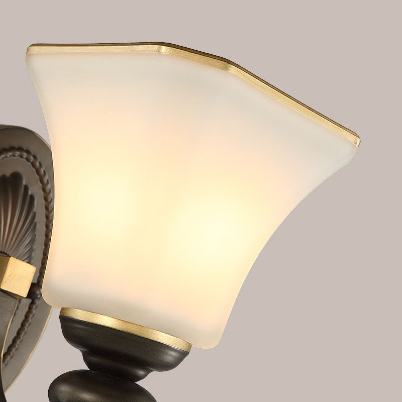 Lampe murale rétro de cloche 1 clair appiculture murale en verre givré clair avec un bras incurvé en métal en noir pour le porche