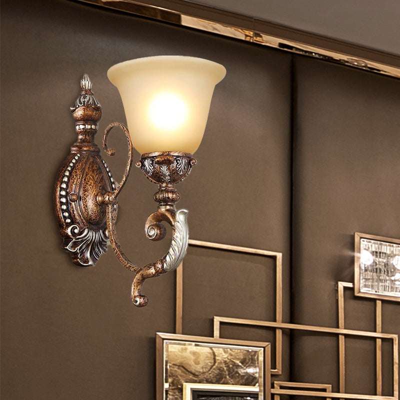 Luminaire éclairage éclaboussé de rétro luminaire à 1 lumière en verre givré clair mur en métal avec un bras sculpté en métal dans la rouille