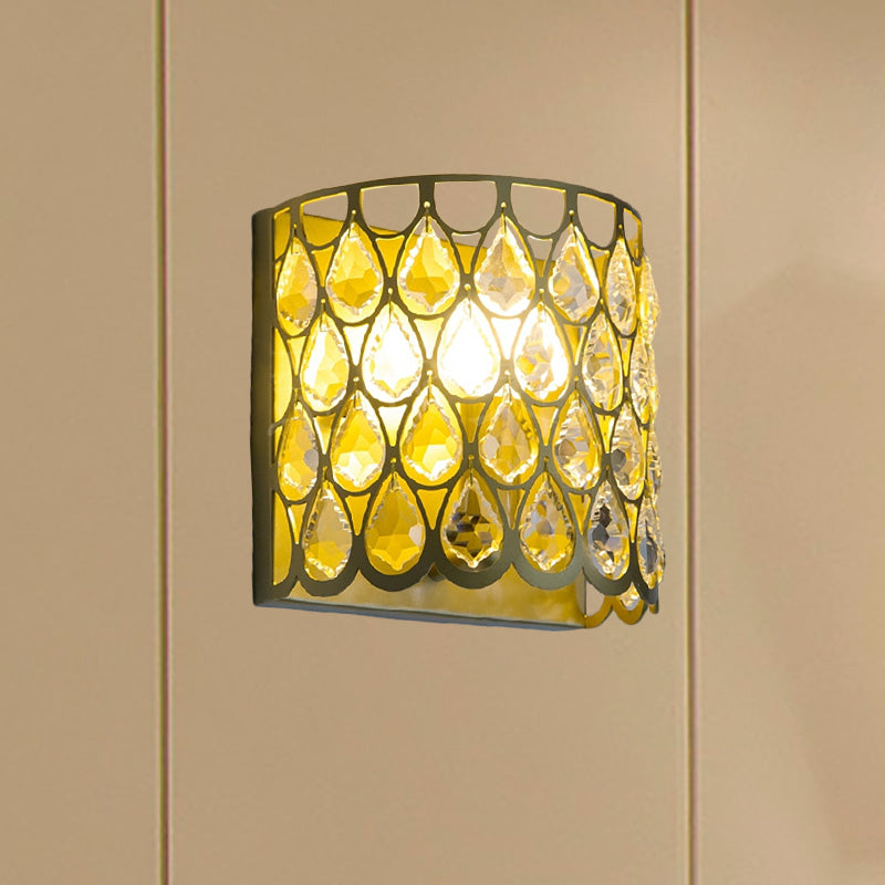 Minimalismo de luz de pared de medio cilindro plateado/latón 1 lámpara de pared de metal claro con forma de lágrima de cristal transparente