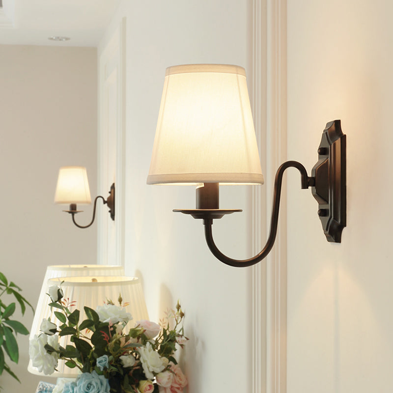 Stof taps toelopende wandlamp eenvoud enkele gang muurlamp met gebogen arm in zwart