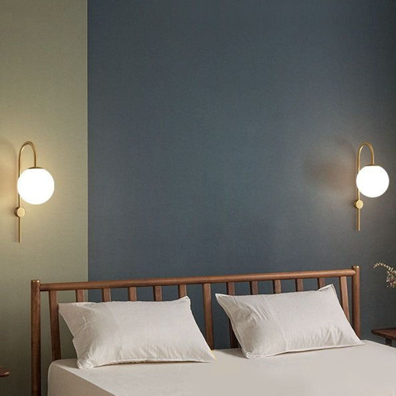 Creme Glass Globe Wandlampe Postmoderne 1-Bulb-Wandbeleuchtung mit Schwanenhalsarm in Gold