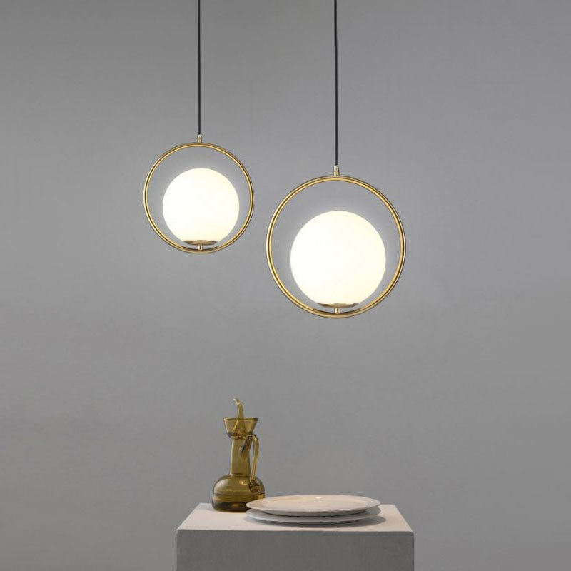 Pendule de lit de chevet globe Verre de crème légère 1-tampon Pendant le plafond postmoderne avec anneau en or