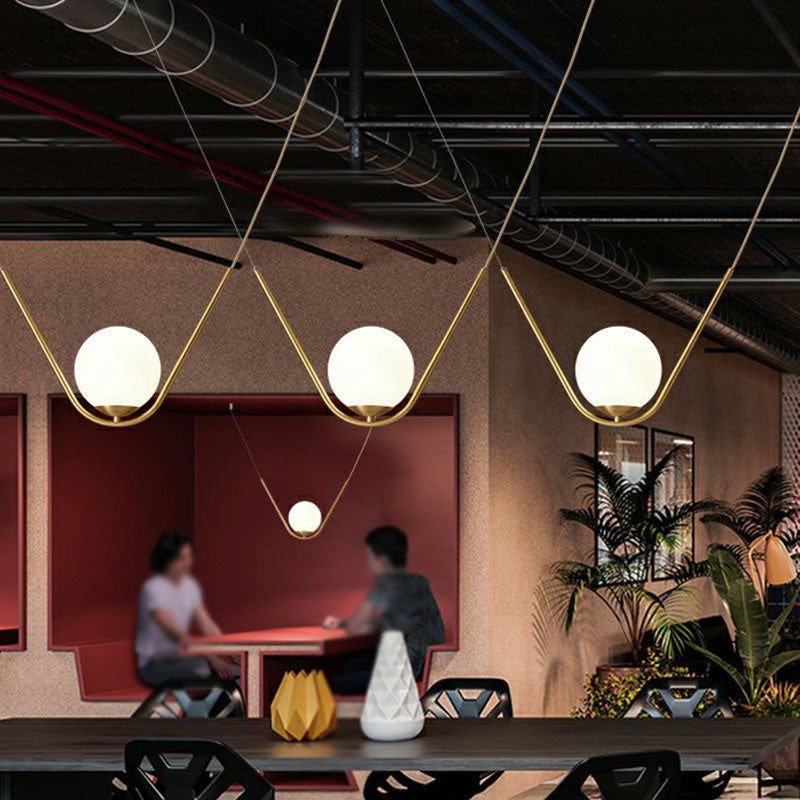 Ball Ophangende verlichtingsarmatuur eenvoud Wit glas 1 kop gouden hanger met v-design