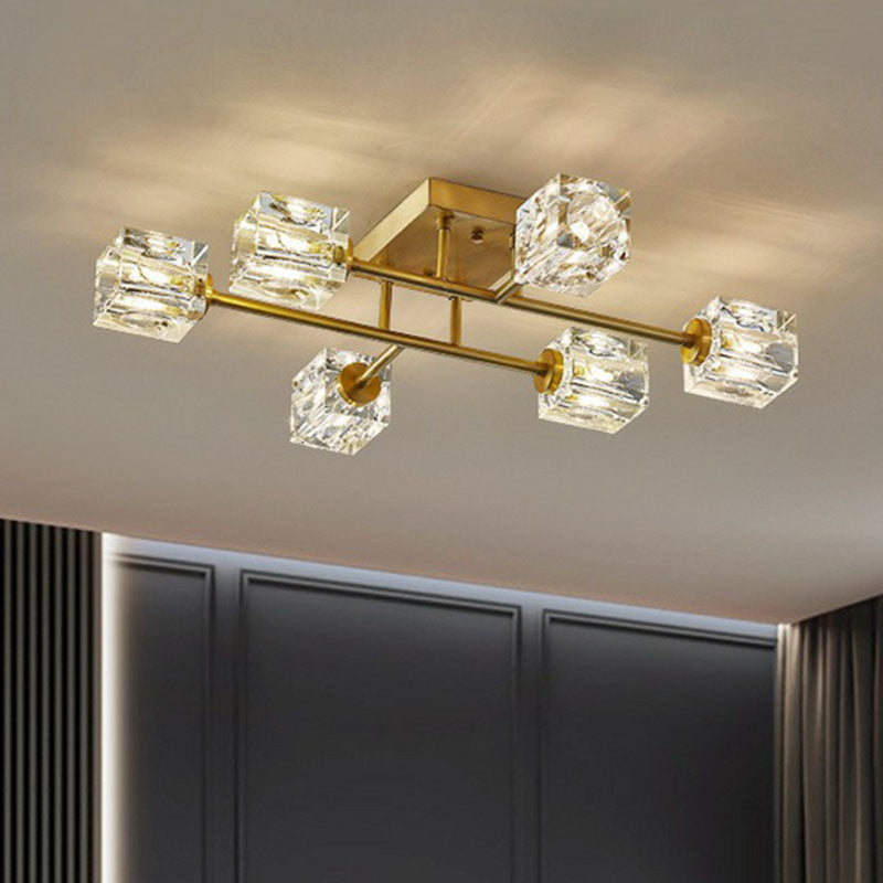 Lámpara de techo semiempotrada con acabado dorado posmoderno con forma de cubo de cristal cerca del techo