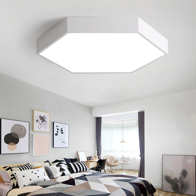 Moderne honingraatvormige LED-inbouwlamp van metaal in de eetkamer
