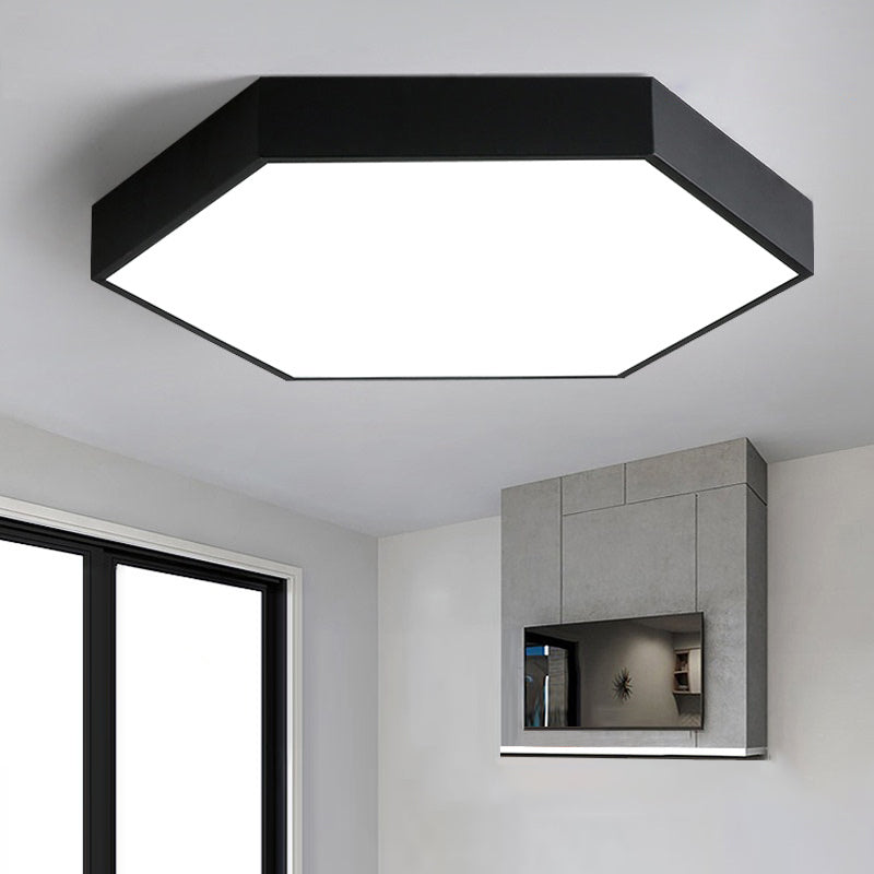 Moderne honingraatvormige LED-inbouwlamp van metaal in de eetkamer