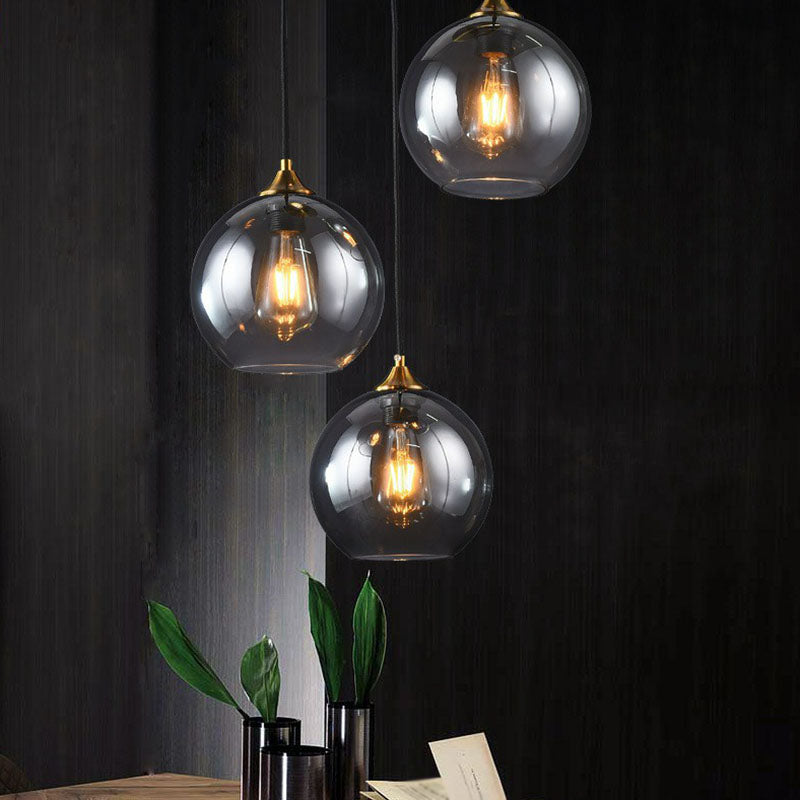 Postmoderne 3-Licht-Anhänger Antiquled Messing Globe Multiple Hanging Lamp mit Glasschatten