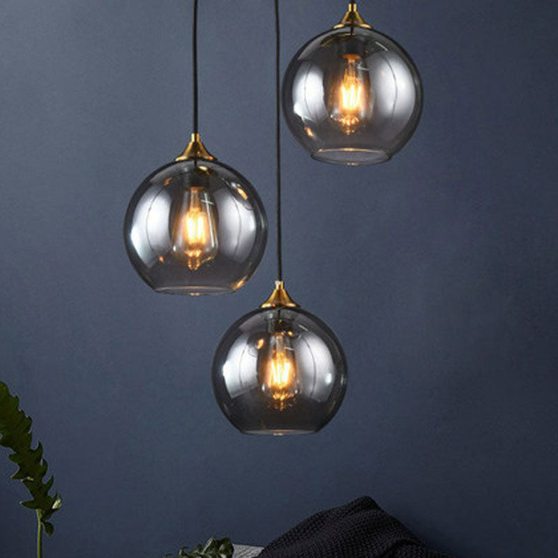 Postmoderne 3-Licht-Anhänger Antiquled Messing Globe Multiple Hanging Lamp mit Glasschatten