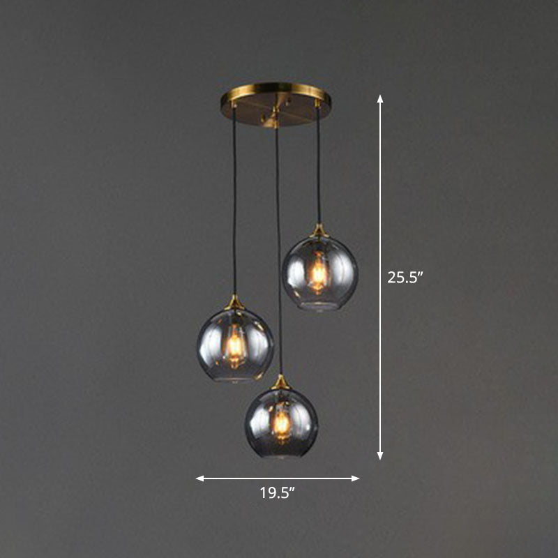 Postmoderne 3-Licht-Anhänger Antiquled Messing Globe Multiple Hanging Lamp mit Glasschatten