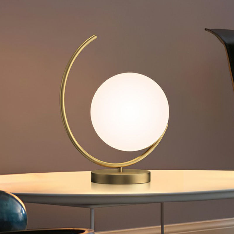 Lampada da comodino Gold C Simplicity Lampada da tavolo in metallo a 1 testa con paralume sferico in vetro opale