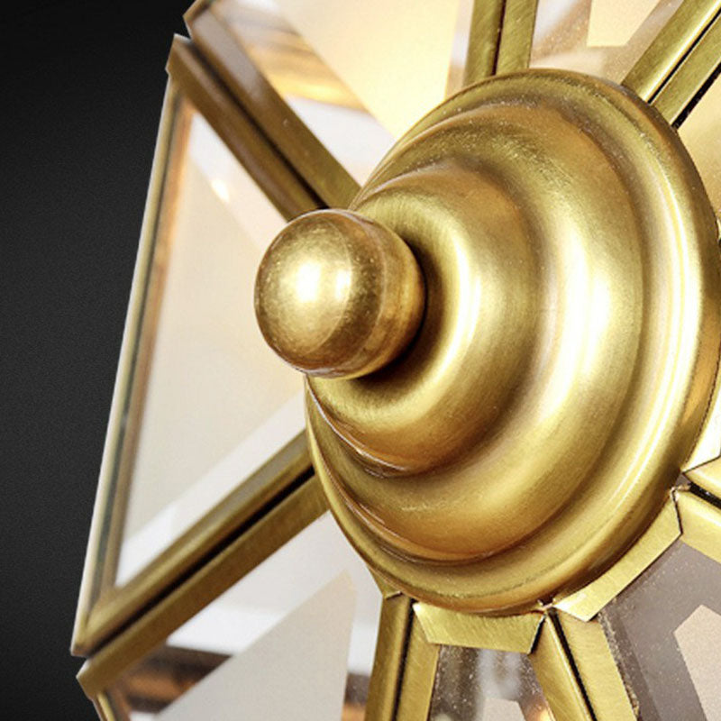 Kappenförmige Deckenleuchte aus Milchglas. Minimalistische 2-flammige Flur-Unterputzleuchte aus Messing