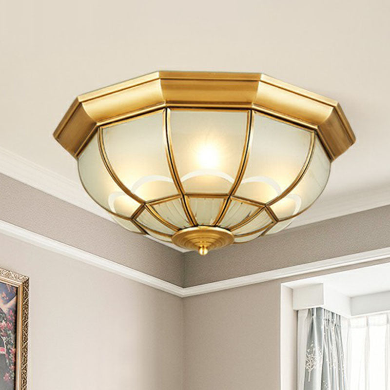 Frost Glass Dome Flush montée Lamp Classic Bedroom Flush Mount Ceiling Lighting Fixture in Brass
