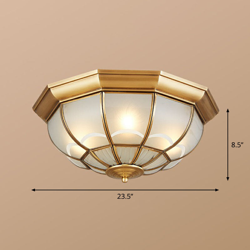 Frost Glass Dome Flush montée Lamp Classic Bedroom Flush Mount Ceiling Lighting Fixture in Brass