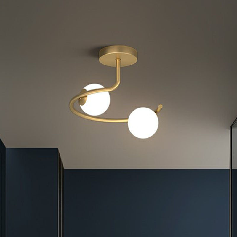 Kugelkorridor Flush Mount Leichte Creme Glas künstlerische Halbflush -Deckenbehandlung in Gold