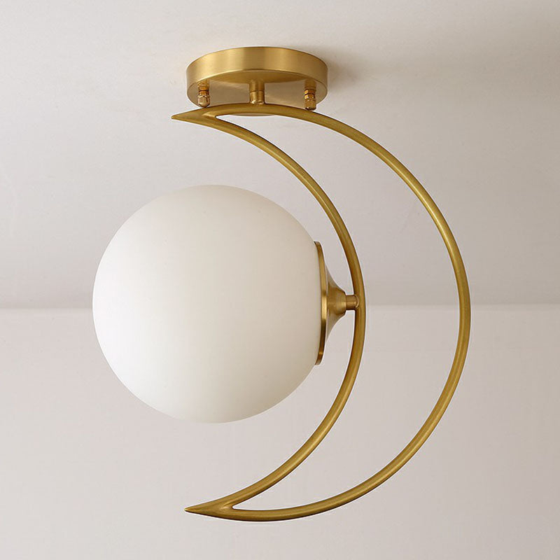 Gold Finish Crescent Flush Light Nordic 1 Kopf weißer Ball Glass Halbflush Deckenleuchte