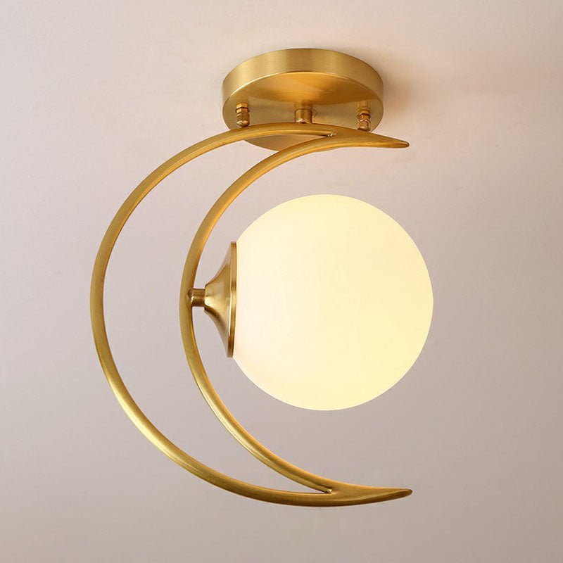 Gold Finish Crescent Flush Light Nordic 1 Kopf weißer Ball Glass Halbflush Deckenleuchte