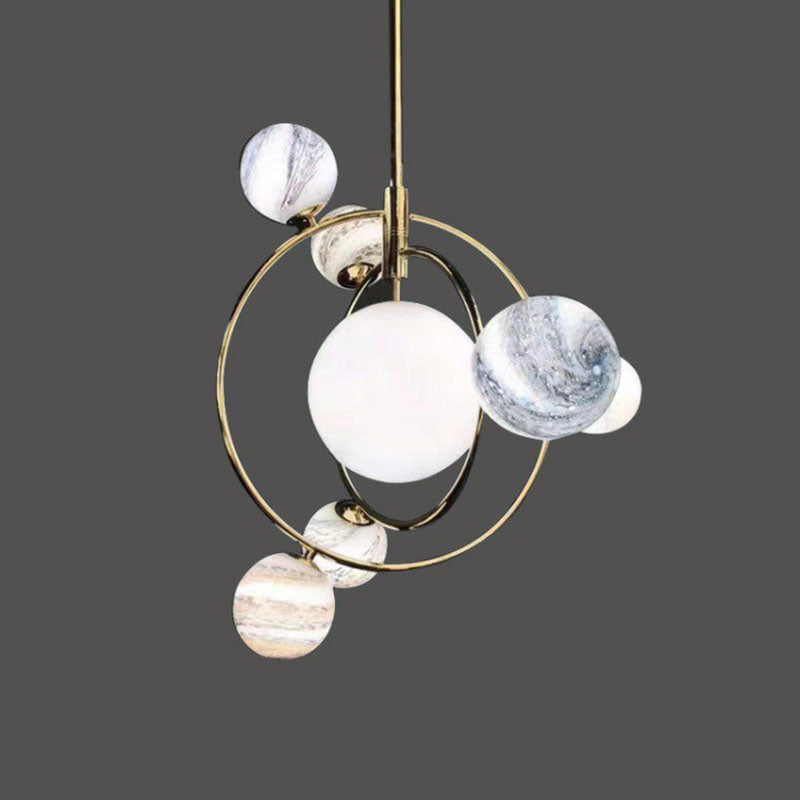 Postmodern Creative Chandelier Gold Orbital Planet Pendant Light con tonalità di vetro colorato