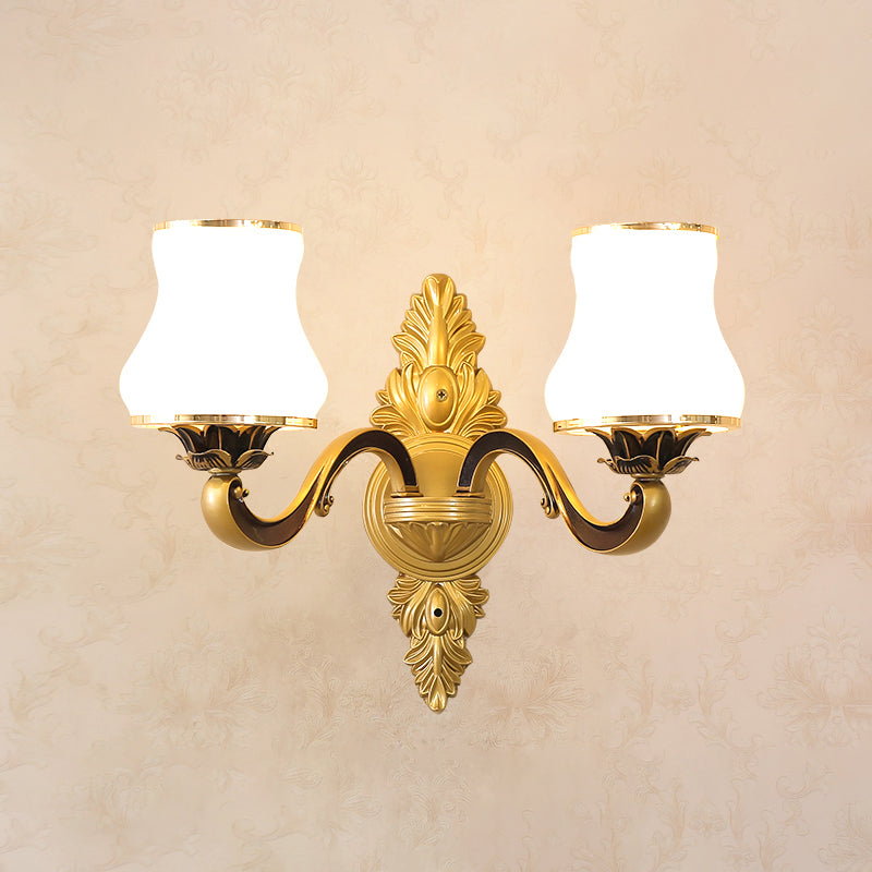 Wandverlichting SCONCE klassiek gesneden arm metalen wandmontage licht met witte glazen schaduw