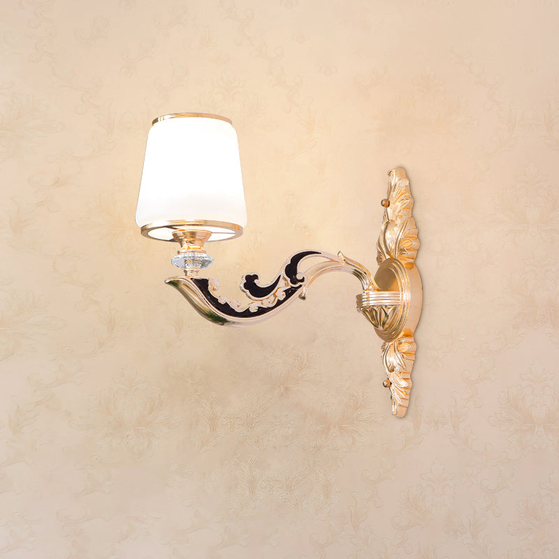 Wandverlichting SCONCE klassiek gesneden arm metalen wandmontage licht met witte glazen schaduw