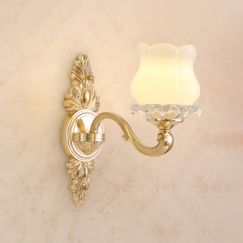 Wandverlichting SCONCE klassiek gesneden arm metalen wandmontage licht met witte glazen schaduw