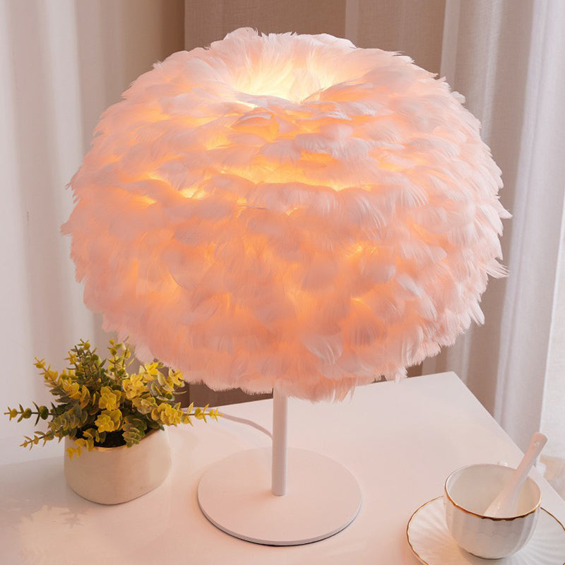 Nordic Stylish 1-Bulb Tischlampe Hemisphären-Nachttischlicht mit Federschatten