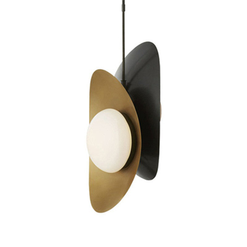 Lampada a ciondolo in metallo curvo designer a 2 teste lampadario interno nero e oro con tonalità di vetro bianco
