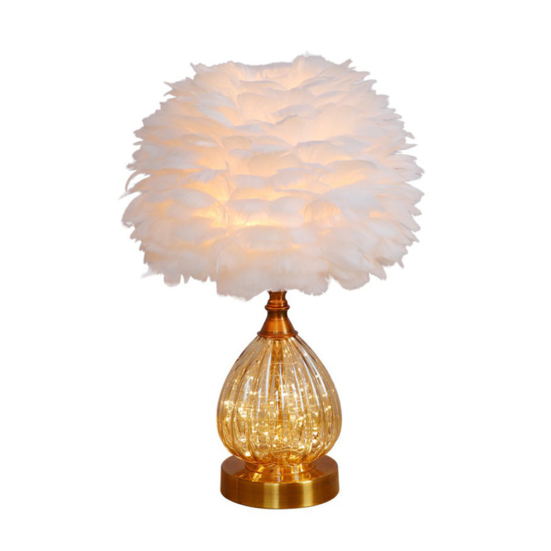 Lampada da tavolo moderna singola bianca con luce notturna a goccia in vetro ambrato con paralume a cupola in piuma