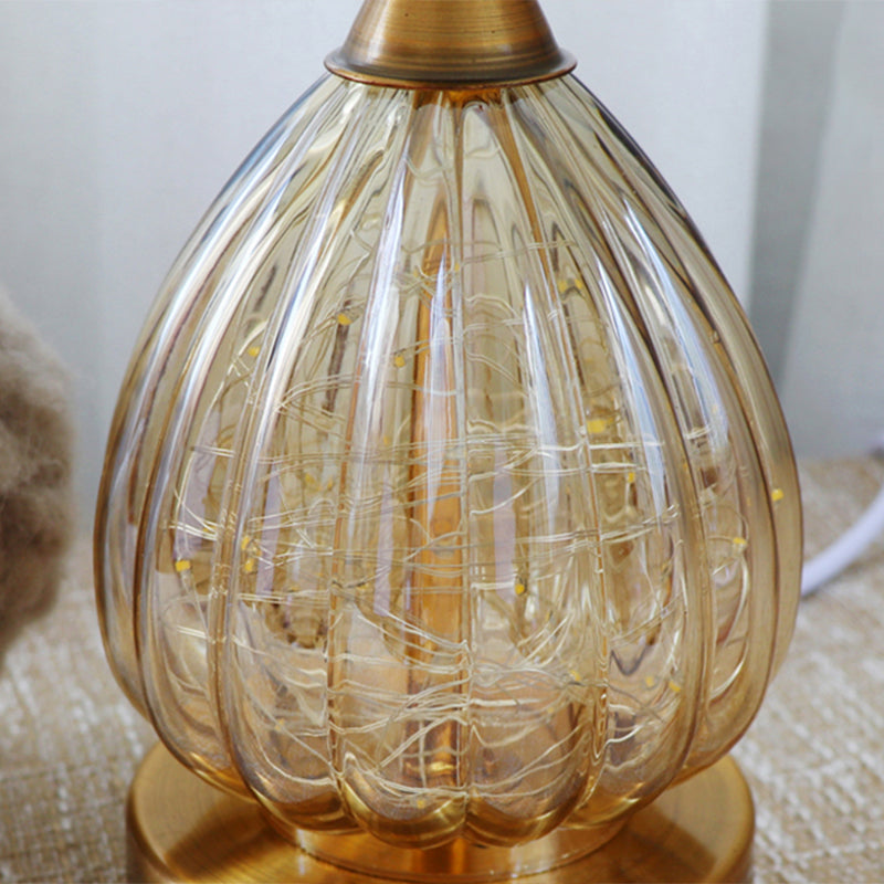 Lampada da tavolo moderna singola bianca con luce notturna a goccia in vetro ambrato con paralume a cupola in piuma