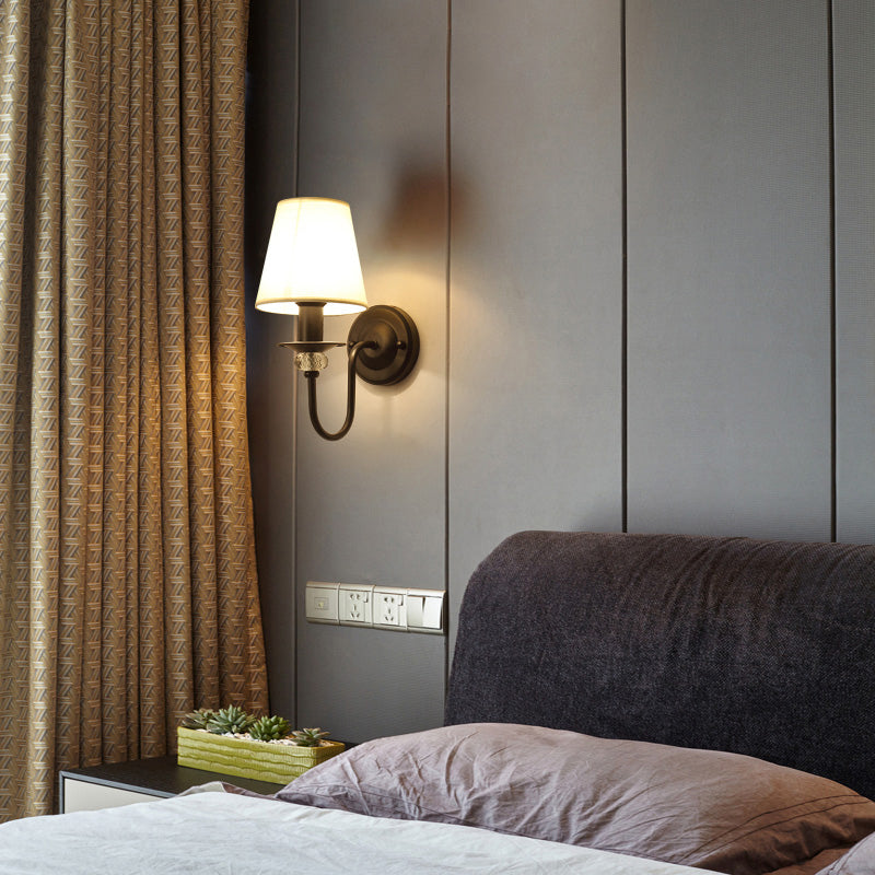 Zwarte taps toelopende tint wandlamp eenvoud