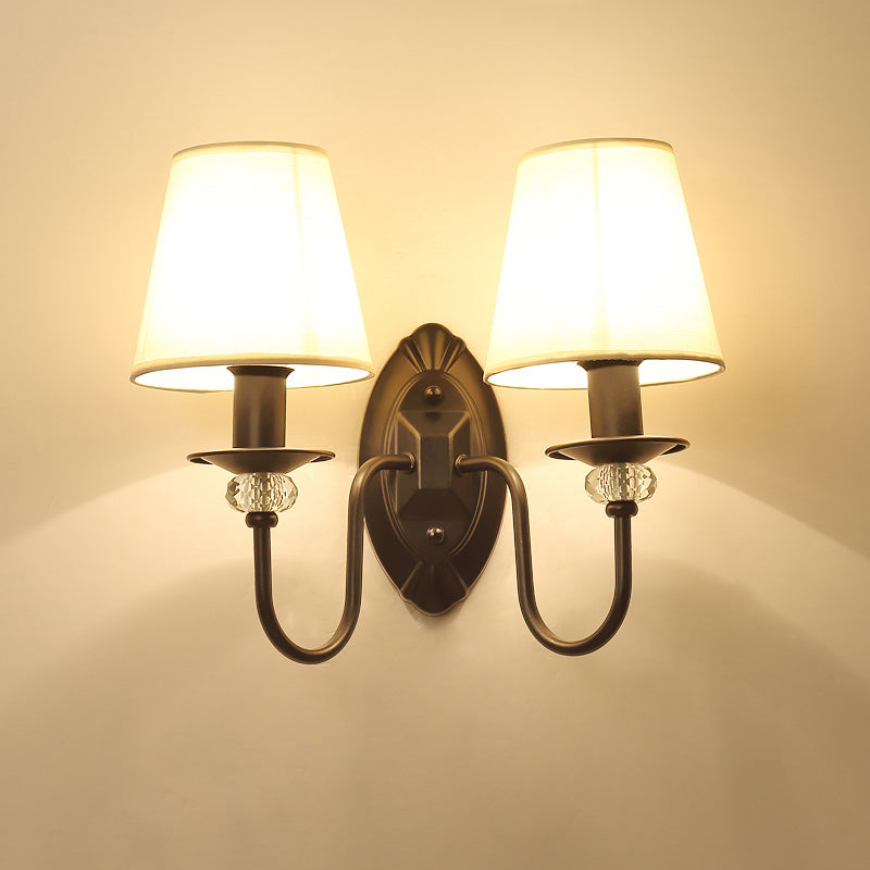 Zwarte taps toelopende tint wandlamp eenvoud