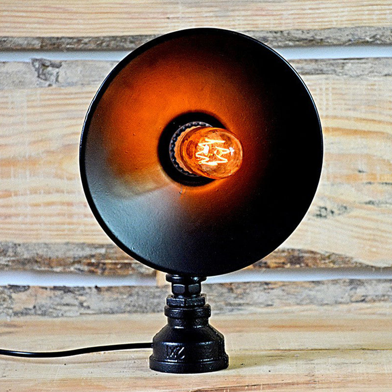 Industrial Flared Shade Night Lampe 1-Bulb-Eisentischlicht in Schwarz mit dekorativem rotem Ventil