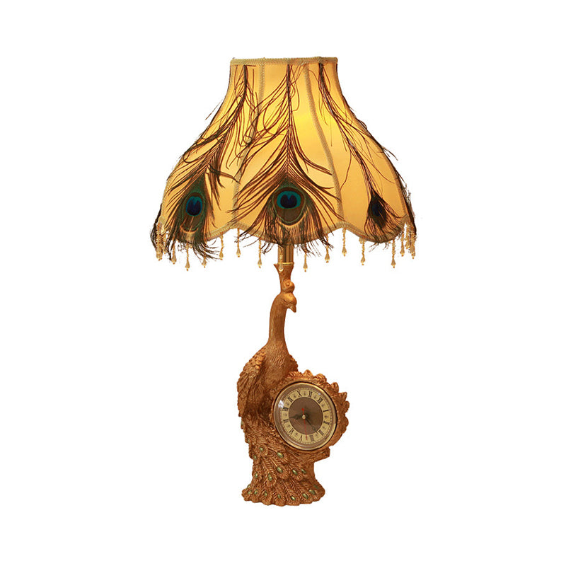 Klassiker mit einer Gekibeled -Tischlicht 1 Light Fabric Task Lighting in Braun/Gold für Schlafzimmer mit Pfauen und Uhr