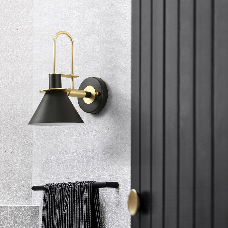 Lámpara de montaje de pared cónica de metal lámpara de luz de 1 bombilla con brazo arqueado en latón