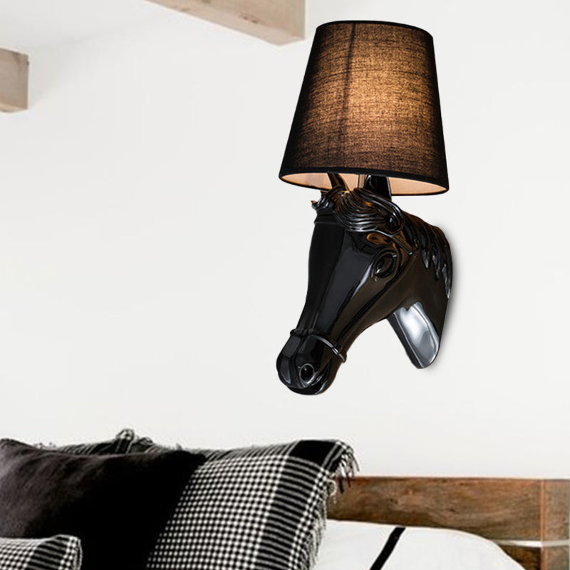 Éclairage d'applications de tête de cheval en métal traditionnel 1 chambre à coucher légère lampe murale en noir / blanc avec une nuance de tissu, 8,5 "/ 12" W