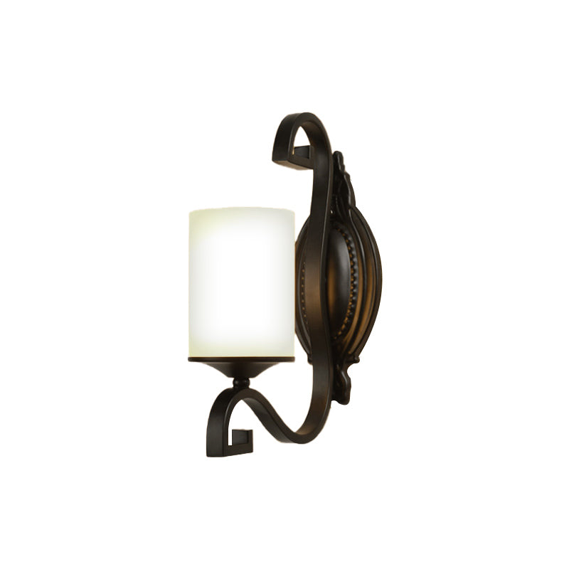 Black Cylindrical Mur Light Sconce Vintage Style Metal 1-Light Étude Lampe murale avec une teinte en verre blanc