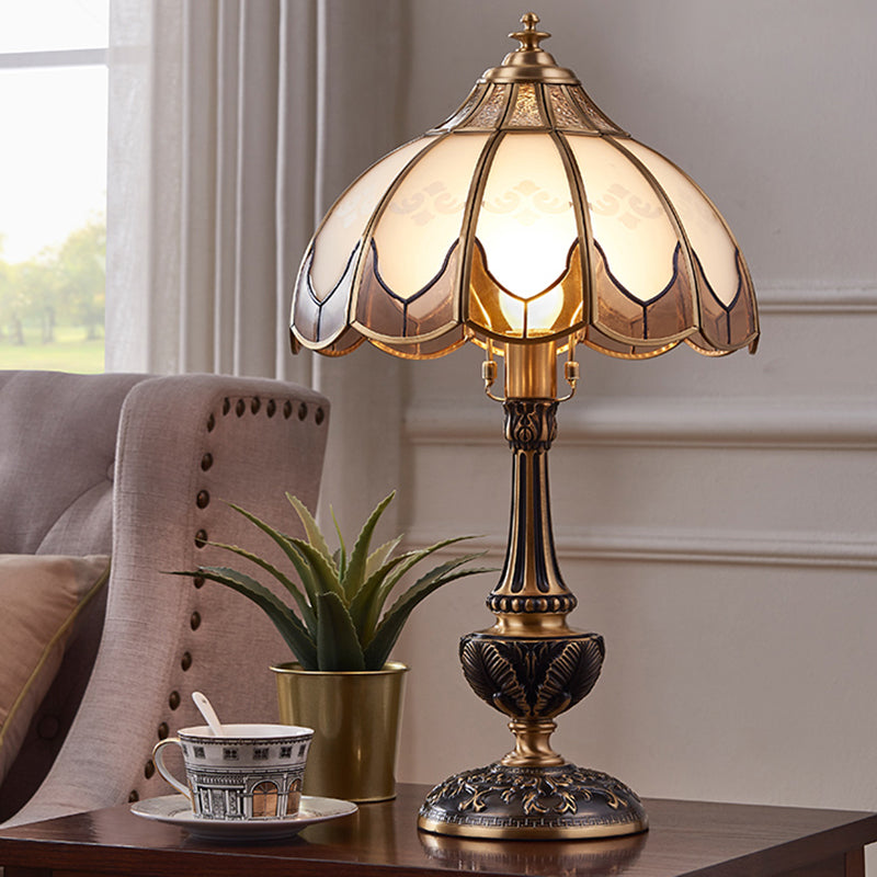 Bronze 1-Kopf-Nachttisch leichte traditionelle gefrorene Glasschallopierte Tischlampe für Schlafzimmer