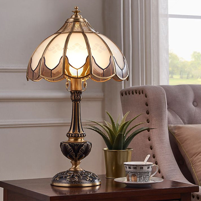 Bronze 1-Kopf-Nachttisch leichte traditionelle gefrorene Glasschallopierte Tischlampe für Schlafzimmer