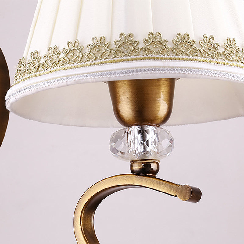 Gouden geplooide schaduw Wand SCONCE Traditionele stof 1/2-Bulb Wondkamer Wandgemonteerd licht met kristallen accent