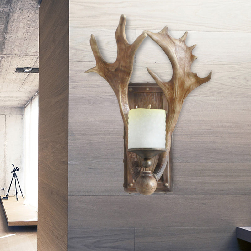 Une ampoule d'éclairage mural en résine country blanc / wood wapitre de salle à manger applique luminaire avec une teinte en verre givré