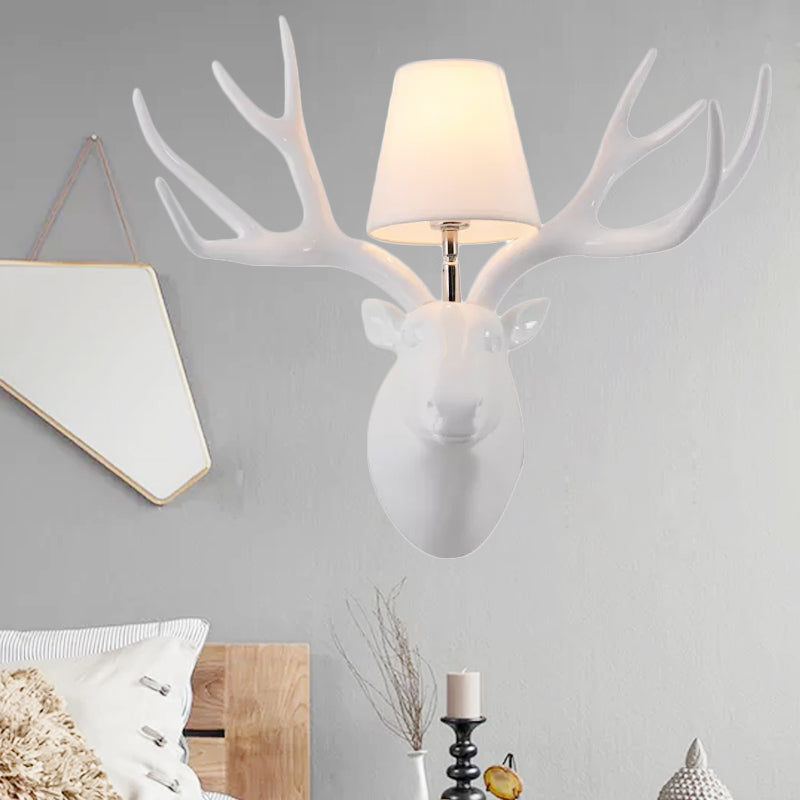 Resin Deer Sconce Light Country 1 Light Living Room Lampe murale en noir / mat noir / blanc avec de l'ombre en tissu