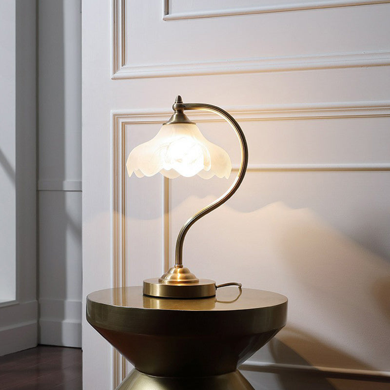 Lampada da comodino in ottone a coglione da comodino tradizionale in metallo da soggiorno a 1 luci leggero con tonalità in vetro glassata floreale