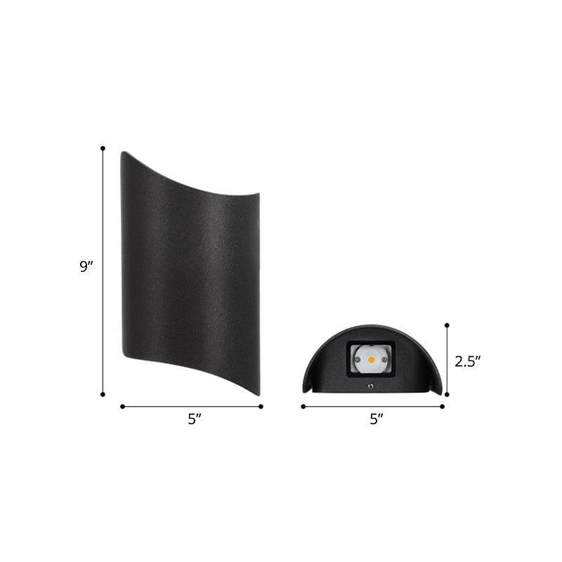 Lampada scontata a parete curva nera leggera in basso con tonalità metallica per cortile