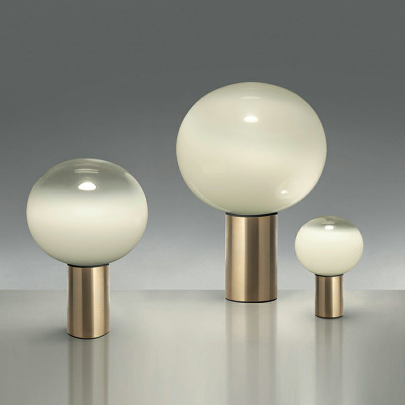 Lampada da tavolo sferica in vetro bianco satinato minimalista con 1 lampadina lampada da comodino dorata